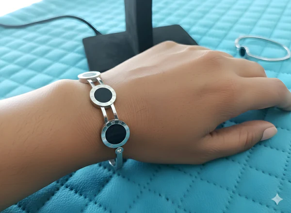Picsart_25-11-15_16-02-58-482_600x-8.webp Anti Tarnish Bracelet - Image 1